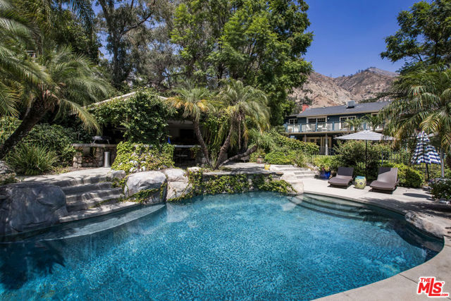 2555 N Altadena Drive, Altadena CA: https://media.crmls.org/mediaz/d4e94080-4b84-47b4-bd62-3c5af549c40a.jpg
