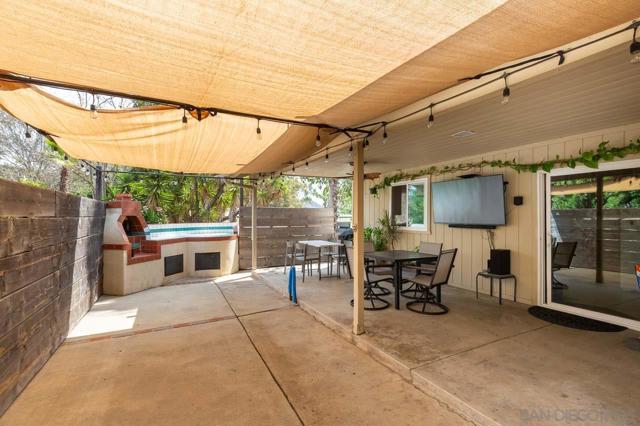 1339 Windsong Ln, Escondido CA: https://media.crmls.org/mediaz/d4e98d2a-cc97-46a2-8ece-258bb9e72131.jpg