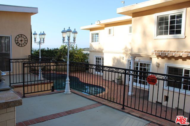 11502 Dona Teresa Drive, Studio City CA: https://media.crmls.org/mediaz/d4eaf8ce-8a07-4a75-8623-2b77b5ea5423.jpg