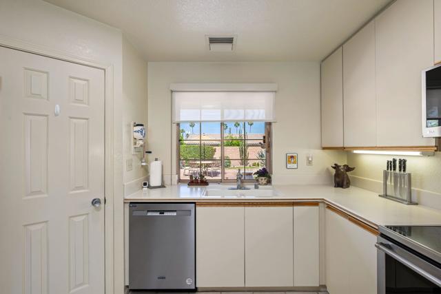 Image 19 of 47 For 78820 Runaway Bay Drive