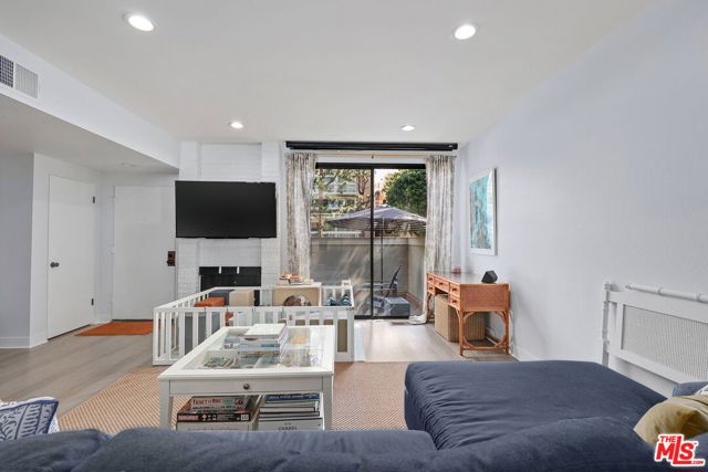 4329 Redwood Avenue, Marina del Rey CA: https://media.crmls.org/mediaz/d4ec564e-9db6-4590-8f68-15719ede778b.jpg