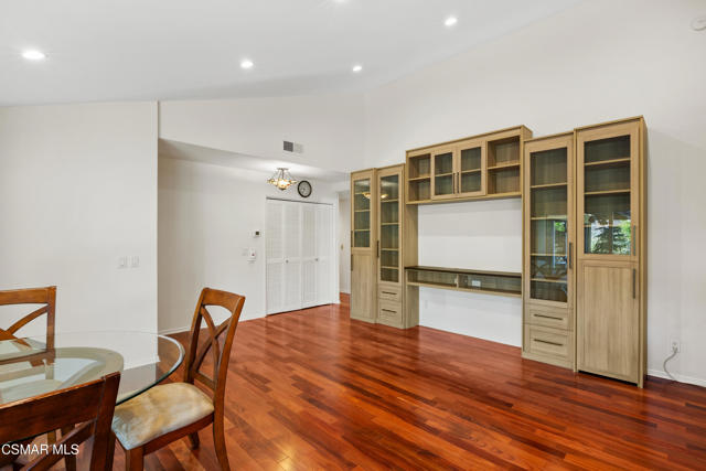 1641 Trafalgar Place, Westlake Village CA: https://media.crmls.org/mediaz/d4ecc035-0fb2-46d4-bed0-fd380139991a.jpg