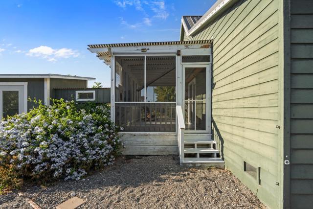 6840 Southside Road, Hollister CA: https://media.crmls.org/mediaz/d4ed1ba3-5051-4995-902b-b53fe41e48c6.jpg