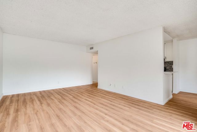 18307 Burbank Boulevard, Tarzana CA: https://media.crmls.org/mediaz/d4ed84db-2e46-4770-b44f-4485cd6cfb92.jpg