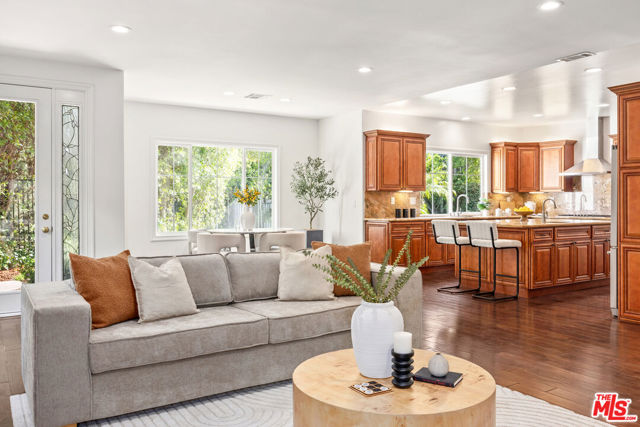 17400 Oak Creek Court, Encino CA: https://media.crmls.org/mediaz/d4ef4c3a-dd17-46c3-a159-48b0141900da.jpg