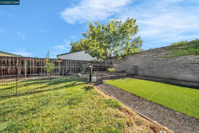 3412 Flamingo Dr, Concord CA: https://media.crmls.org/mediaz/d4ef73d9-57f9-4625-8b80-d08c6ce42932.jpg