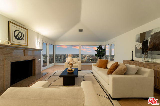 8527 Hedges Way, Los Angeles CA: https://media.crmls.org/mediaz/d4efc583-d421-45a6-a14b-f3de6818496e.jpg