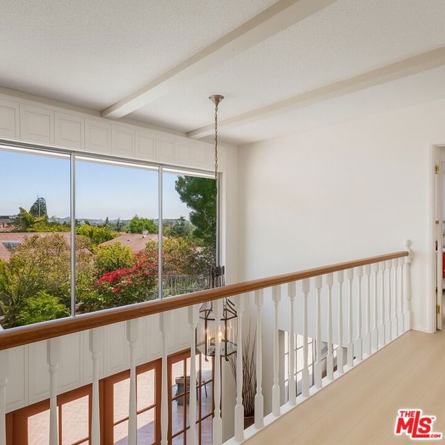 5136 Los Bonitos Way, Los Angeles CA: https://media.crmls.org/mediaz/d4f00d3e-31ef-4b83-b508-97bbcb4c2012.jpg