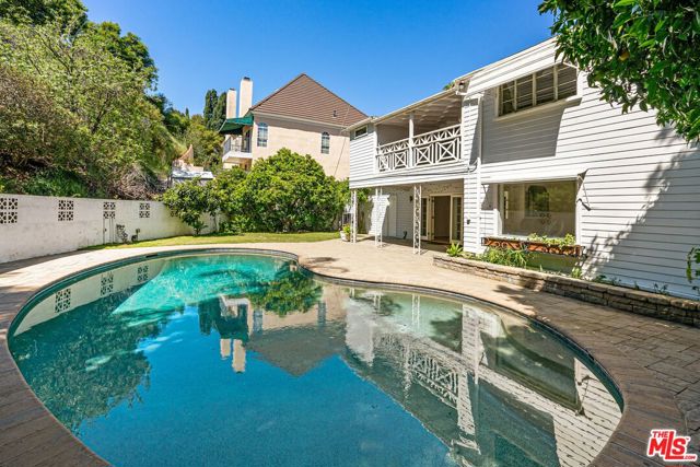 2427 Benedict Canyon Drive, Beverly Hills CA: https://media.crmls.org/mediaz/d4f022d0-b51c-4a41-a003-17d7e57a9800.jpg