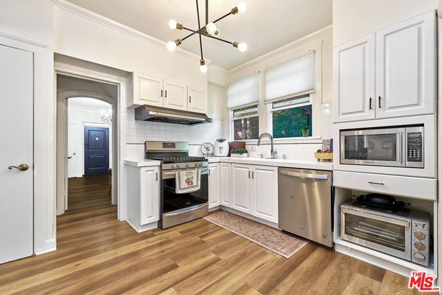 728 S Windsor Boulevard, Los Angeles CA: https://media.crmls.org/mediaz/d4f04460-0376-4faa-80d4-02216cb81172.jpg