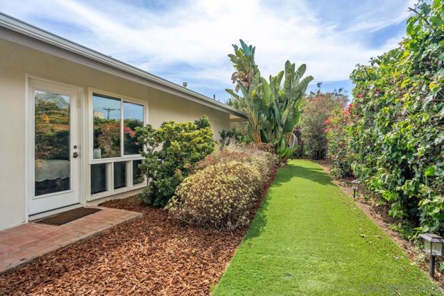 8874 La Jolla Scenic Dr N, La Jolla CA: https://media.crmls.org/mediaz/d4f0f7e4-48f2-4372-898b-5dcf47541452.jpg