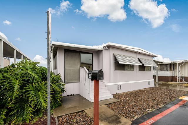 2950 Iris Ave, San Diego CA: https://media.crmls.org/mediaz/d4f1336b-4dea-4efa-857b-d0462110b855.jpg