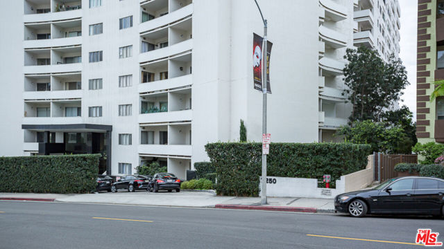 7250 Franklin Avenue, Los Angeles CA: https://media.crmls.org/mediaz/d4f1a376-a7d4-44c7-9db6-98d358482da2.jpg