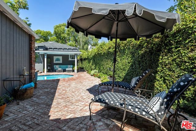 800 N Rose Street, Burbank CA: https://media.crmls.org/mediaz/d4f2b1cf-b759-4ec8-8bdb-5b4eb9a60605.jpg