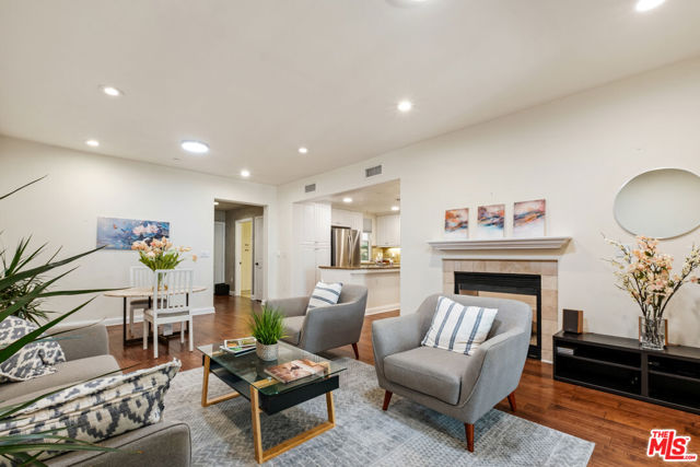 12975 Agustin Place, Playa Vista CA: https://media.crmls.org/mediaz/d4f39c97-008c-4886-989c-28c40f4f6bdf.jpg