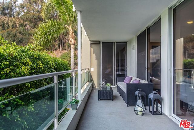 723 Palisades Beach Road, Santa Monica CA: https://media.crmls.org/mediaz/d4f43b9f-aef3-4eed-9077-1afc4577a0bc.jpg