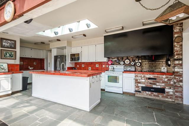640 Los Trancos Road,  CA: https://media.crmls.org/mediaz/d4f4d7ba-ebd6-4a56-8801-0b62f2562e4d.jpg