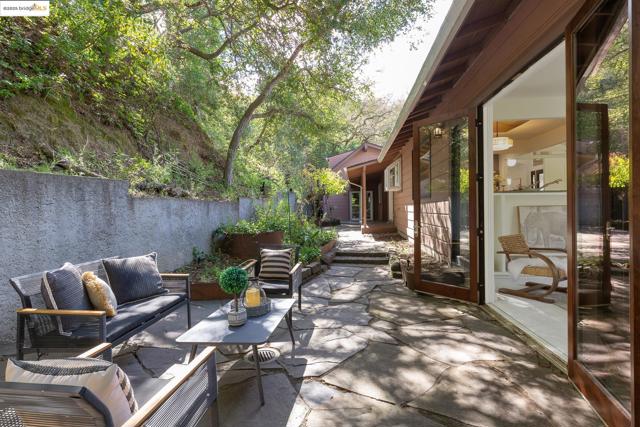 3 Mountain View Pl, Lafayette CA: https://media.crmls.org/mediaz/d4f5349c-b214-459b-90c2-de3493f923e7.jpg