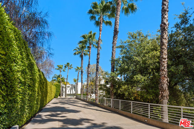 300 N San Rafael Avenue, Pasadena CA: https://media.crmls.org/mediaz/d4f56847-4df0-4045-8a10-cf06dbb68cfc.jpg