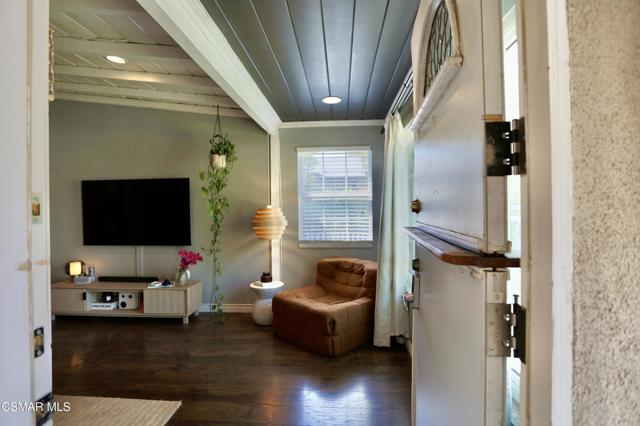 6946 Texhoma Avenue, Van Nuys CA: https://media.crmls.org/mediaz/d4f7440b-b113-4f4b-8b26-fdc39f18cb7c.jpg