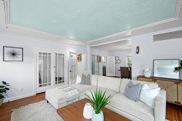 3908 Archmont Pl, Oakland CA: https://media.crmls.org/mediaz/d4f8314b-723b-47e3-bbd1-913169ba1251.jpg