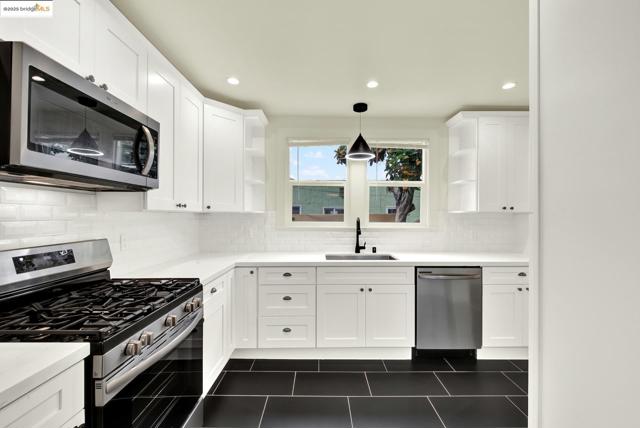 971 34Th St, Richmond CA: https://media.crmls.org/mediaz/d4f8f60f-c5e3-460a-adec-008b6dfb00f2.jpg