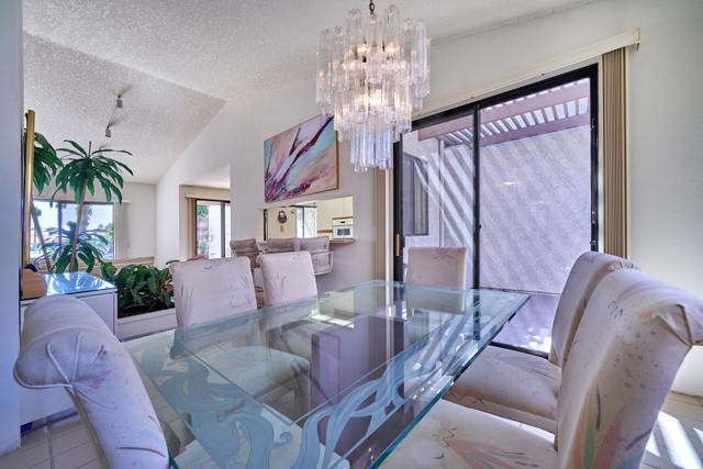 10317 Sunningdale Drive, Rancho Mirage CA: https://media.crmls.org/mediaz/d4f92056-19b9-4831-b25c-63eba5fb7e46.jpg
