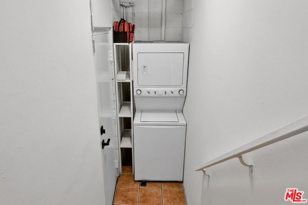 https://media.crmls.org/mediaz/d4f9f191-f975-4399-869d-6e8544d3ac6b.jpg?preset=X-Large