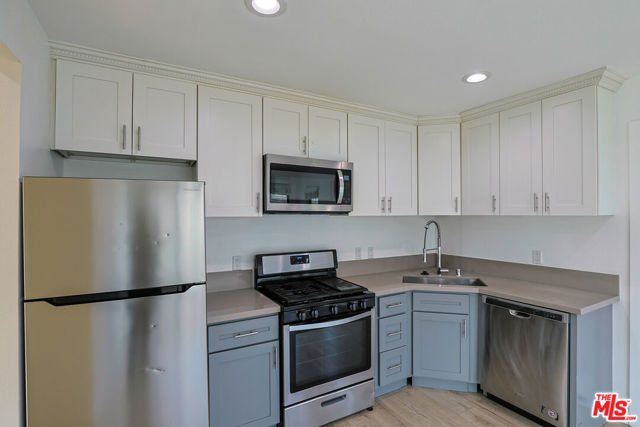 1277 W 23rd Street, Los Angeles CA: https://media.crmls.org/mediaz/d4fad378-ccd1-4a90-89a1-1d9969c31880.jpg