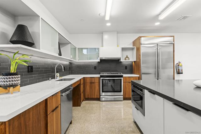 321 10th Ave, San Diego CA: https://media.crmls.org/mediaz/d4fbc4d7-dc55-4b4f-b581-454ff3804c9b.jpg