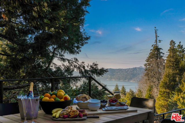 654 S Cumberland Drive, Lake Arrowhead CA: https://media.crmls.org/mediaz/d4fbd119-2435-4fe5-9a05-fc54b93d877a.jpg