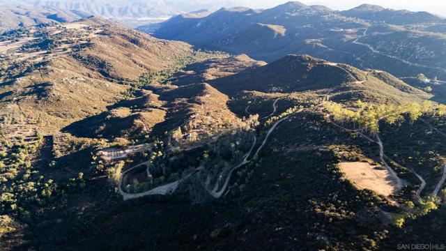 23898 Crown Hill Ln, Escondido CA: https://media.crmls.org/mediaz/d4fe420a-cca1-434d-8f31-93213e572f92.jpg