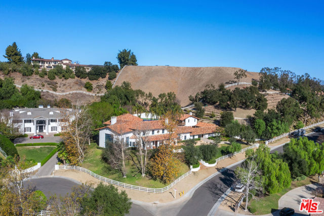 25127 Jim Bridger Road, Hidden Hills CA: https://media.crmls.org/mediaz/d4fe66bb-9842-46ef-8271-ec36e4fb8f97.jpg