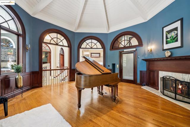 9 Burton Vista Ct, Lafayette CA: https://media.crmls.org/mediaz/d4ff3dda-264b-4192-84bb-d2a2504fdee6.jpg