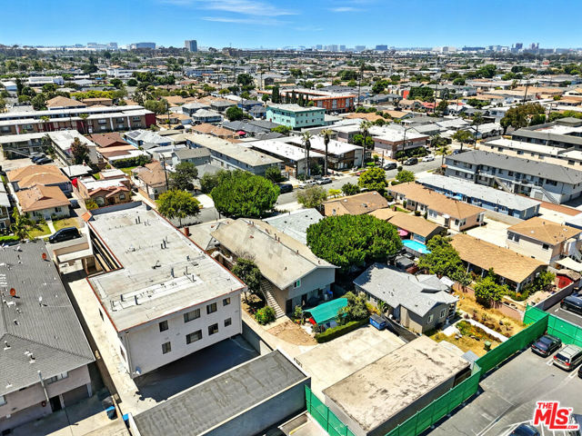 12134 Grevillea Avenue, Hawthorne CA: https://media.crmls.org/mediaz/d4ffb8fb-831a-4d7e-9072-8345791dc164.jpg