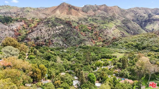 19817 Montau Drive, Topanga CA: https://media.crmls.org/mediaz/d4ffee17-eea9-4a40-a6c3-a584521449bd.jpg