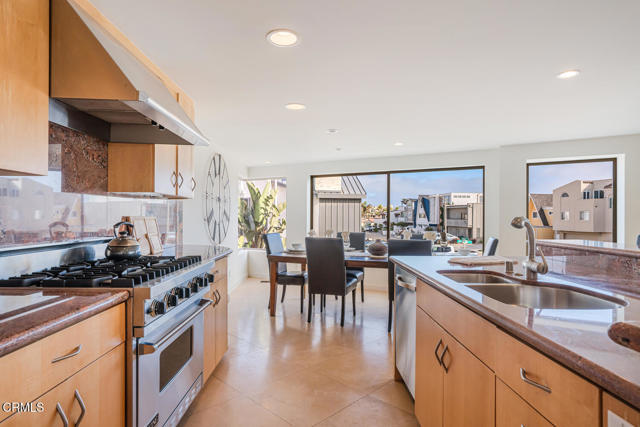 3300 Ocean Drive, Oxnard CA: https://media.crmls.org/mediaz/d5007851-c1fa-424d-86d2-154f29ef7f67.jpg