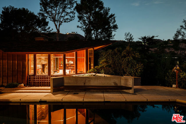 8 Sea Cove Drive, Rancho Palos Verdes CA: https://media.crmls.org/mediaz/d500f2a4-aad7-4710-9346-4cbd69cbf46a.jpg