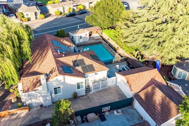 955 Maud Ave, San Leandro CA: https://media.crmls.org/mediaz/d5010a64-7f8a-460b-be55-b9c7f6214eea.jpg