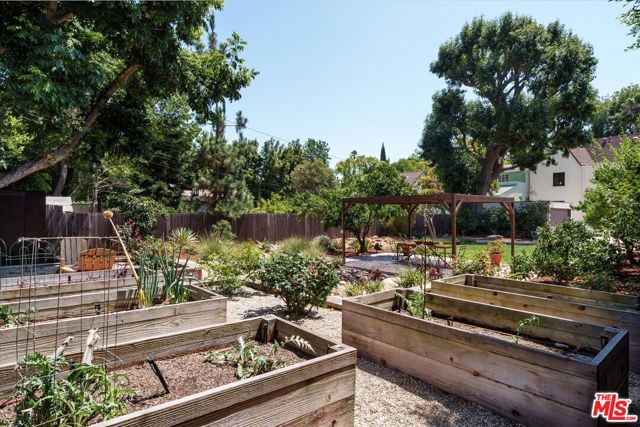 2064 Ames Street, Los Angeles CA: https://media.crmls.org/mediaz/d5013e87-3bbf-431a-8023-cf649c3ad614.jpg