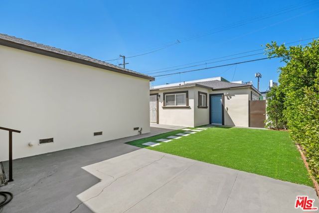 4401 W 58th Place, Los Angeles CA: https://media.crmls.org/mediaz/d501588e-4001-4e2e-ad77-e7352fcd7263.jpg