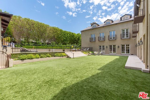 400 S Hudson Avenue, Los Angeles CA: https://media.crmls.org/mediaz/d503321d-d538-4701-ad19-01de39621788.jpg