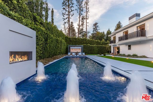 927 N Whittier Drive, Beverly Hills CA: https://media.crmls.org/mediaz/d5034d45-4a48-4a29-aa46-fadb5e375d37.jpg