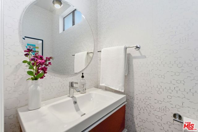 1013 16th Street, Santa Monica CA: https://media.crmls.org/mediaz/d5038f9d-e422-4faf-b9be-3b2b4b9f64f3.jpg