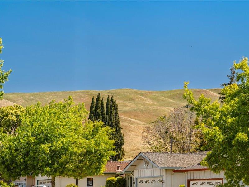 https://media.crmls.org/mediaz/d5047285-8500-4a24-b451-7d29bfbeb84f.jpg?preset=X-Large