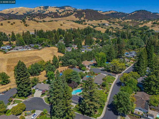 1023 White Gate Rd, Alamo CA: https://media.crmls.org/mediaz/d504a44a-41e8-45da-a0a1-038aa00777b6.jpg