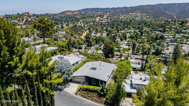 18854 Edleen Drive, Tarzana CA: https://media.crmls.org/mediaz/d505148f-e112-40df-9033-3daf5ada0dd4.jpg