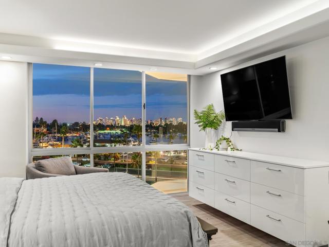 1750 Avenida Del Mundo, Coronado CA: https://media.crmls.org/mediaz/d5052347-8e09-4380-ab2b-bb2083848b3c.jpg