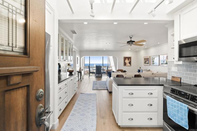 1552 Camino Del Mar, Del Mar CA: https://media.crmls.org/mediaz/d505d314-6271-4463-9396-06cec6bb217d.jpg