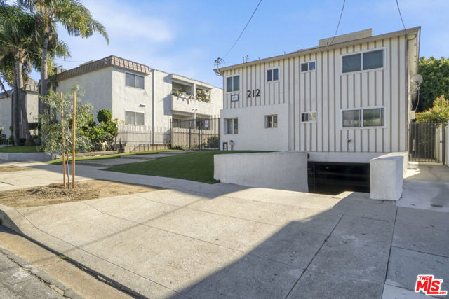 212 E Tamarack Avenue, Inglewood CA: https://media.crmls.org/mediaz/d5065fec-3ac5-456b-a68e-cc7d729aeebe.jpg